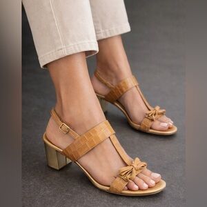 Salvatore Ferragamo 🇮🇹| Tan and Gold Bow Accent Sandals